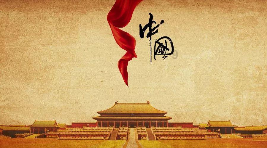 爷爷奶奶手牵手上台为新人送婚戒，这是爱情与亲情延续的生动写照