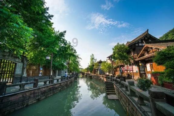 同样价位的护肤品，你会更愿意买国货还是外国品牌？游戏画面